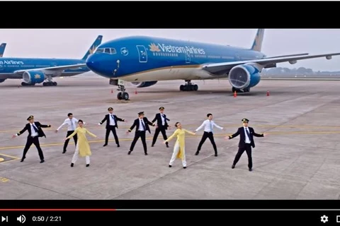 Nhân viên Vietnam Airlines vui nhộn với clip ca nhạc về nhiệt huyết tuổi trẻ. (Ảnh: Vietnam Airlines cung cấp)