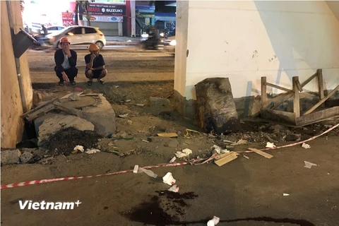 Hiện trường nghi vấn một công nhân rơi từ nhà ga đường sắt Cát Linh-Hà Đông vào chiều tối 31/3. (Ảnh: Ngọc Hải/Vietnam+)