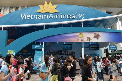 Gian hàng tại Hội chợ Du lịch Quốc tế Việt Nam 2017 của Vietnam Airlines thu hút đông đảo hành khách đến mua vé bay rẻ. (Ảnh: Vietnam Airlines)