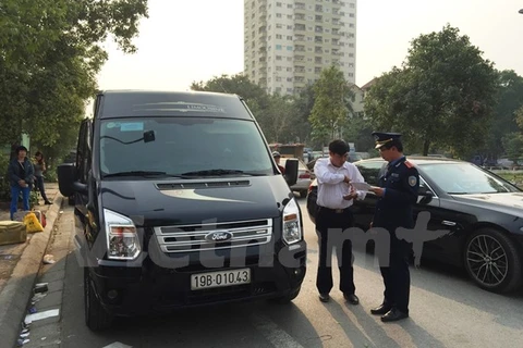 Thanh tra giao thông vận tải Hà Nội kiểm tra xe Limousine chạy quanh cổng sau khu vực Big C. (Ảnh: Đức Hùng/Vietnam+) 