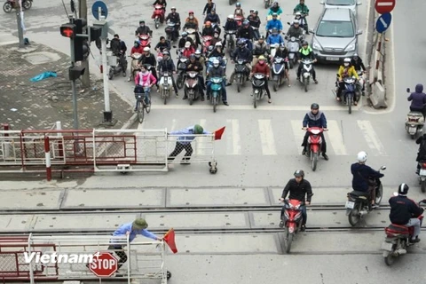 Ngành đường sắt phải bố trí nhân viên cảnh giới, chốt gác tại đường ngang mất an toàn . (Ảnh: Minh Sơn/Vietnam+)