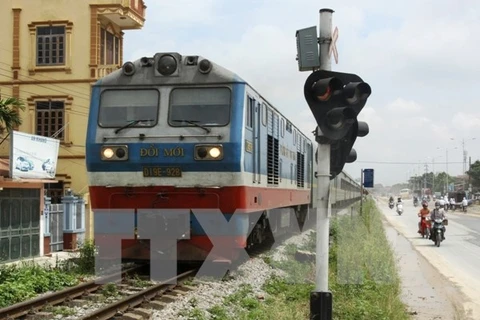 Đường sắt sẽ gộp 2 đơn vị vận tải để tách bạch vận tải hàng hóa và hành khách. (Ảnh: TTXVN)