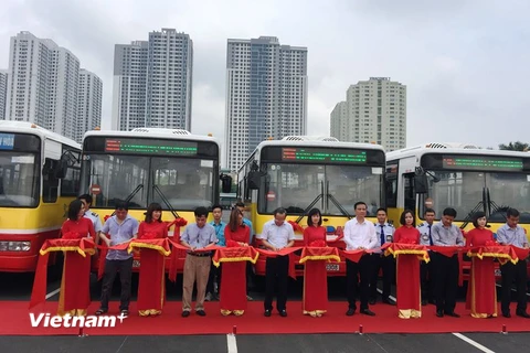 Hà Nội đã chính thức mở thêm 2 tuyến buýt mới Nam Thăng Long-Xuân Hòa và Công viên Nghĩa Đô-Đông Anh. (Ảnh: Việt Hùng/Vietnam+)
