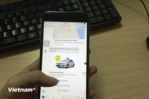 Hành khách có thể đặt xe qua ứng dụng Facebook Messenger của hãng taxi Thành Công. (Ảnh: Việt Hùng/Vietnam+)