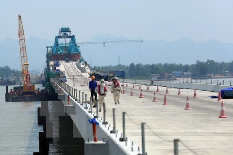 Trên công trường xây dựng cầu Tân Vũ-Lạch Huyện. (Ảnh: Huy Hùng/TTXVN)