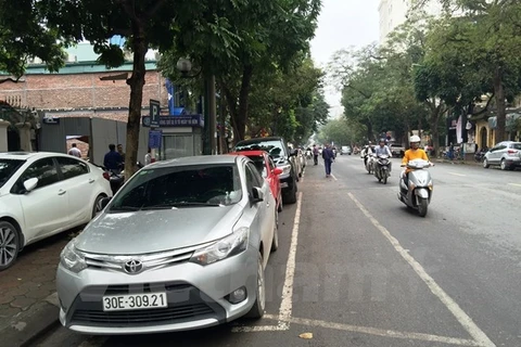Nhu cầu gửi xe ôtô của Hà Nội là rất lớn khi lượng phương tiện gia tăng nhanh chóng trong khi quỹ đất dành cho bãi đỗ xe quá ít. (Ảnh: Vietnam+)