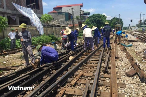 Công nhân ngành đường sắt đang tiến hành sửa chữa ghi cụm ghi tàu hỏa bị trật bánh. (Ảnh: Việt Hùng/Vietnam+)