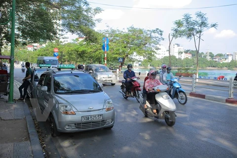 Dự thảo quy chế quản lý taxi trên địa bàn Hà Nội vẫn còn nhiều tranh cãi về chuyện quản lý xe taxi. (Ảnh: Minh Sơn/Vietnam+)