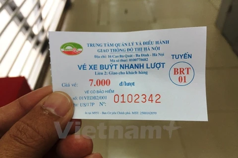 Vé xe buýt nhanh BRT Kim Mã-Yên Nghĩa bằng giấy sẽ được thay thế bằng thẻ vé điện tử. (Ảnh: Bùi Lan/Vietnam+)