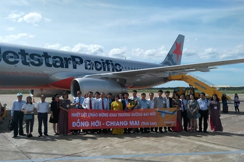 Những hành khách đầu tiên trên đường bay Quảng Bình đi Thái Lan. (Ảnh: Jetstar cung cấp)