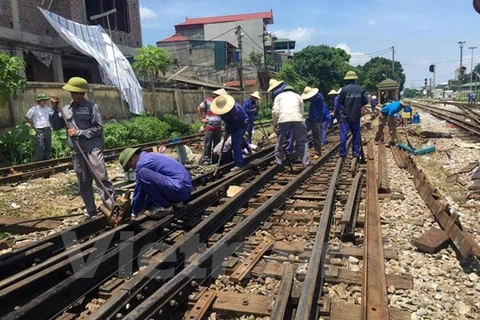 Công nhân ngành đường sắt tiến hành sửa chữa ghi cụm ghi tàu hỏa bị trật bánh tại ga Yên Viên vào các ngày 6 và 7/8 vừa qua. (Ảnh: Việt Hùng/Vietnam+)