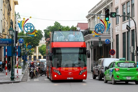 Chiếc xe buýt 2 tầng với màu đỏ nổi bật sẽ là điểm nhấn cho Hà Nội khi các du khách ghé thăm. (Ảnh: Minh Sơn/Vietnam+)