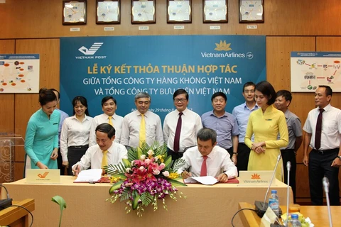 Vietnam Airlines ký kết với Vietnam Post nhằm nâng cao hiệu quả hoạt động. (Ảnh: Vietnam Airlines cung cấp)