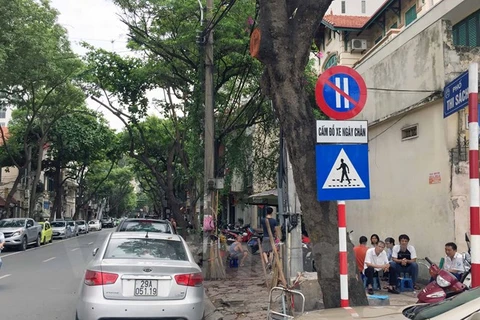 Tuyến phố Thi Sách đã được triển khai áp dụng đỗ xe theo ngày chẵn, lẻ. (Ảnh: Doãn Đức/Vietnam+)