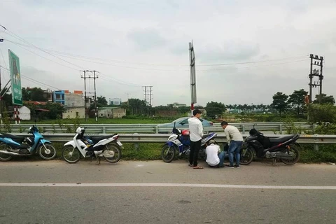 Nhiều phương tiện xe máy dính phải đinh trên cao tốc Hà Nội-Bắc Giang. (Nguồn ảnh: otofun.net)