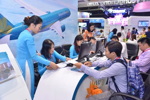 Hành khách mua vé bay giá rẻ của Vietnam Airlines bán ở Hội chợ Du lịch Quốc tế Thành phố Hồ Chí Minh 2017. (Ảnh: Vietnam Airlines cung cấp)