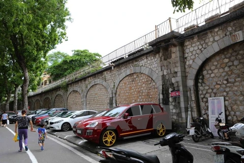 Khu vực dọc các vòm cầu trên phố Phùng Hưng hiện được trưng dụng làm bãi đỗ xe. (Ảnh: Thành Đạt/TTXVN)