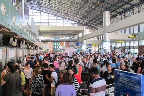 Hành khách chờ làm thủ tục tại Cảng hàng không. (Ảnh: Việt Hùng/Vietnam+)