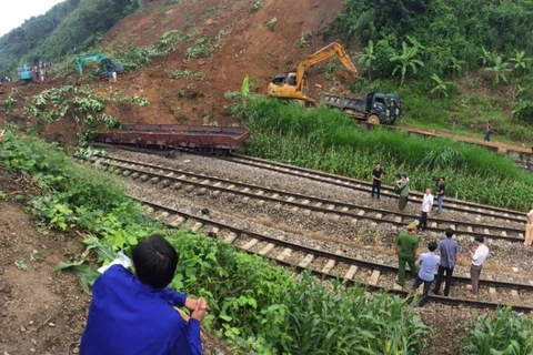 Đất đá vùi lấp một số toa xe chở hàng tuyến đường sắt Hà Nội-Lào cai. (Ảnh: Câu lạc bộ yêu đường sắt Việt Nam)