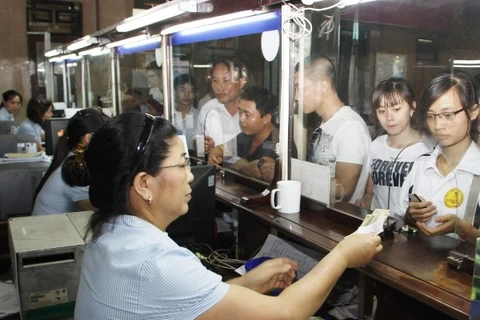 Hành khách mua vé tàu ở ga Hà Nội. (Ảnh: Thế Duyệt/TTXVN)