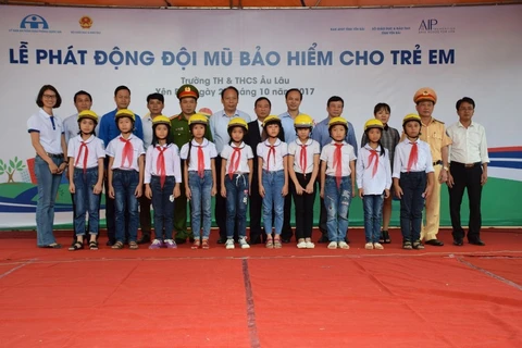 Trao tặng mũ bảo hiểm đạt chuẩn cho học sinh tại tỉnh Yên Bái. (Ảnh: Quỹ AIP cung cấp)