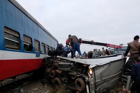 Hiện trường vụ tai nạn giao thông giữa xe tải cố tình vượt đường ngang bị tàu hỏa tông biến dạng. (Nguồn: Otofun.net)