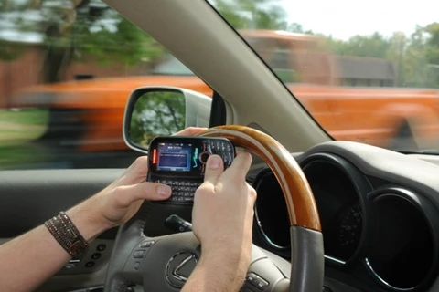 Đề xuất cấm sử dụng điện thoại di động khi đang lái xe ôtô 