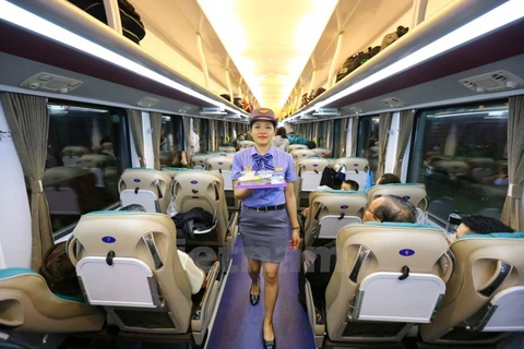 Đường sắt đã đưa các đoàn tàu khách đóng mới vào khai thác và phục vụ miễn phí suất ăn hàng không trên tuyến Bắc-Nam. (Ảnh: Minh Sơn/Vietnam+)