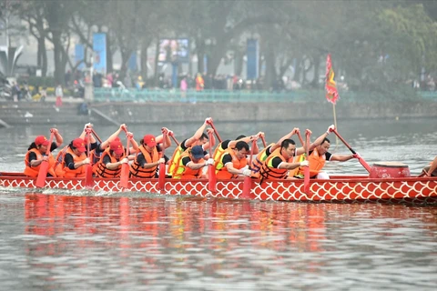 Lần đầu tiên Hà Nội tổ chức lễ hội bơi chải thuyền rồng. (Ảnh: Vietnam Airlines cung cấp)