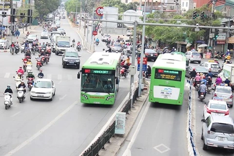 Đề xuất cho các phương tiện khác đi vào làn đường dành riêng của tuyến buýt nhanh BRT 01 Kim Mã-Yên Nghĩa. (Ảnh: Thi Uyên/Vietnam+)