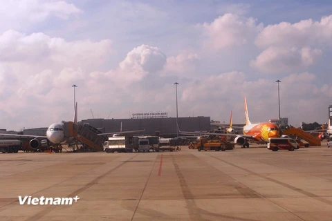 Máy bay đỗ tại sân bay Tân Sơn Nhất. (Ảnh: Việt Hùng/Vietnam+)