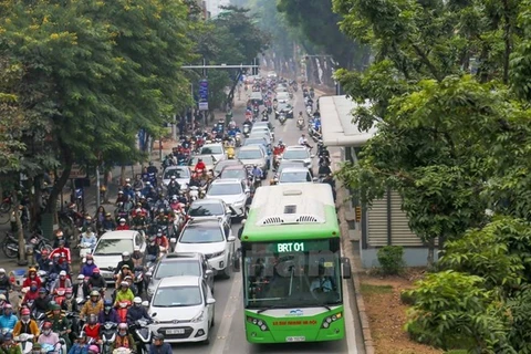 Xe cá nhân vẫn thản nhiên đi vào làn đường xe buýt nhanh BRT dù đã có làn đường dành riêng. (Ảnh: Minh Sơn/Vietnam+)