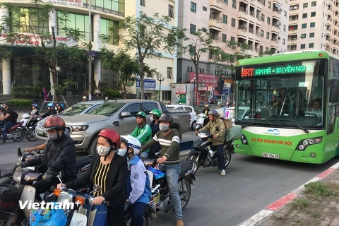 Xe máy ngang nhiên đi lấn làn đường dành riêng cho BRT. (Ảnh: Phương Linh/Vietnam+)