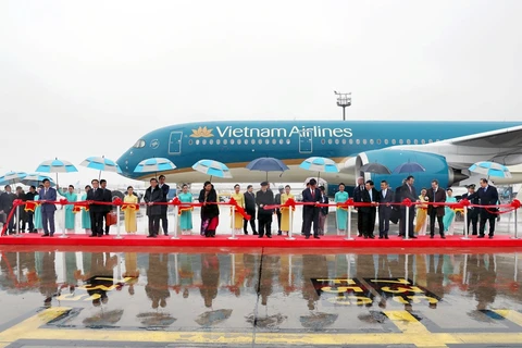 Tổng bí thư Nguyễn Phú Trọng cắt băng chào đón máy bay Airbus A350 thứ 11 của Vietnam Airlines. (Ảnh: VNA cung cấp)