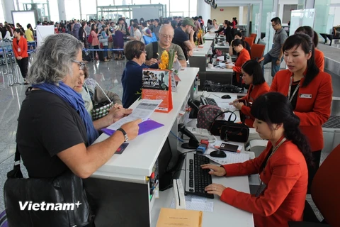 Hành khách mua vé tại quầy của hãng hàng không Jetstar Pacific. (Ảnh: Việt Hùng/Vietnam+)