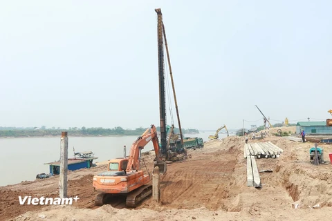 Cảng sông Tri Phương tập trung phục vụ hàng hóa xuất nhập khẩu của năm tỉnh miền Bắc thông quan vận chuyển container bằng đường thủy. (Ảnh: Việt Hùng/Vietnam+)