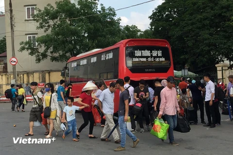 Xe khách ùn ùn về các bến xe Hà Nội cõng theo một lượng lớn người dân ngoại tỉnh đổ về Thủ đô sau dịp nghỉ lễ 30/4-1/5. (Ảnh: Việt Hùng)