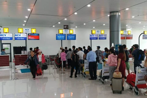 Hành khách làm thủ tục tại nhà ga T1 mới ở sân bay Phù Cát. (Ảnh: Vietnam Airlines cung cấp)