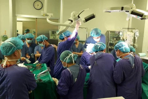 Các bác sỹ trong ca phẫu thuật tại bênh viện Việt Đức. (Ảnh: VNA cung cấp)