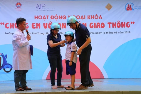 Trẻ em được hướng dẫn cách đội mũ bảo hiểm đạt chuẩn và đúng cách. (Ảnh: Quỹ AIP cung cấp)