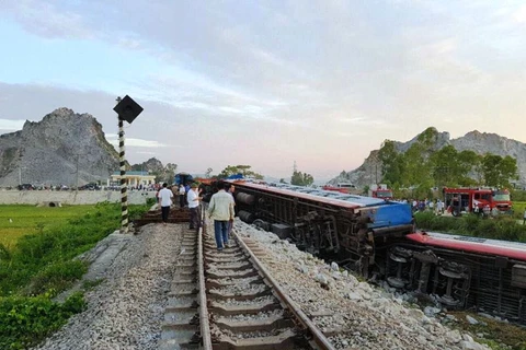 Hiện trường nơi xảy ra vụ tai nạn tàu khách Bắc-Nam đã va chạm với xe tải đi qua đường sắt. (Ảnh: VNR cung cấp)