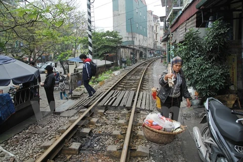 Trên dọc tuyến đường sắt Bắc-Nam vẫn còn tồn tại hàng nghìn lối đi tự mở và tiềm ẩn nguy cơ tai nạn giao thông đường sắt. (Ảnh: Minh Sơn/Vietnam+) 