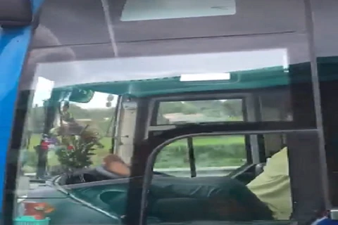 Tài xế lái xe bằng chân trên đường cao tốc Trung Lương-Thành phố Hồ Chí Minh. (Ảnh cắt từ clip)