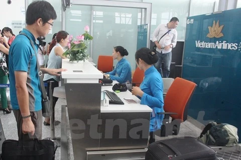 Hành khách làm thủ tục đi máy bay của Vietnam Airlines. (Ảnh: Việt Hùng/ Vietnam+)