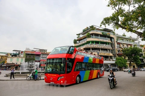 Chiếc xe buýt 2 tầng mui trần đầu tiên mang tên City Tour đã được khai thác, vận hành trên đường phố Hà Nội. (Ảnh: Minh Sơn/Vietnam+)