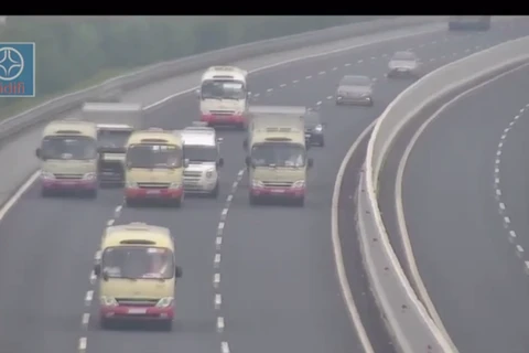 Xe khách dàn hàng ngang chạy trên cao tốc Hà Nội-Hải Phòng. (Ảnh cắt từ clip của VIDIFI)
