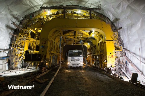 Nhà thầu huy động máy móc, nhân lực gấp rút thi công hầm Cù Mông về đích trước tiến độ 3 tháng. (Ảnh: Việt Hùng/Vietnam+)