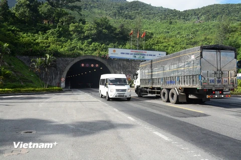 Phương tiện lưu thông qua hầm đường bộ Hải Vân 1. (Ảnh: Việt Hùng/Vietnam+)
