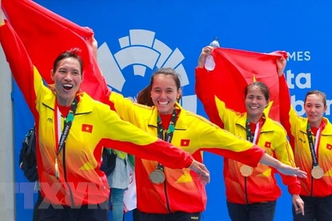 Đội tuyển rowing nữ xuất sắc giành chiếc huy chương vàng đầu tiên cho đoàn thể thao Việt Nam. (Nguồn: TTXVN phát)