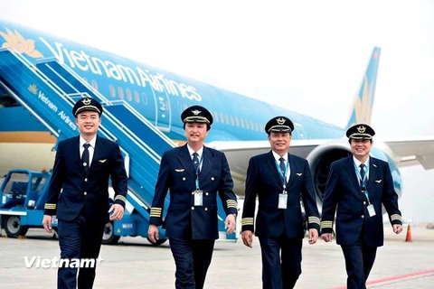 Ông Nguyễn Nam Liên, Hiệu trưởng Trường Phi công Bay Việt, người đứng thứ 2 từ trái qua phải, từng là cơ trường dòng siêu tàu bay Boeing 787. (Ảnh: Lê Minh Tuấn/Vietnam+)